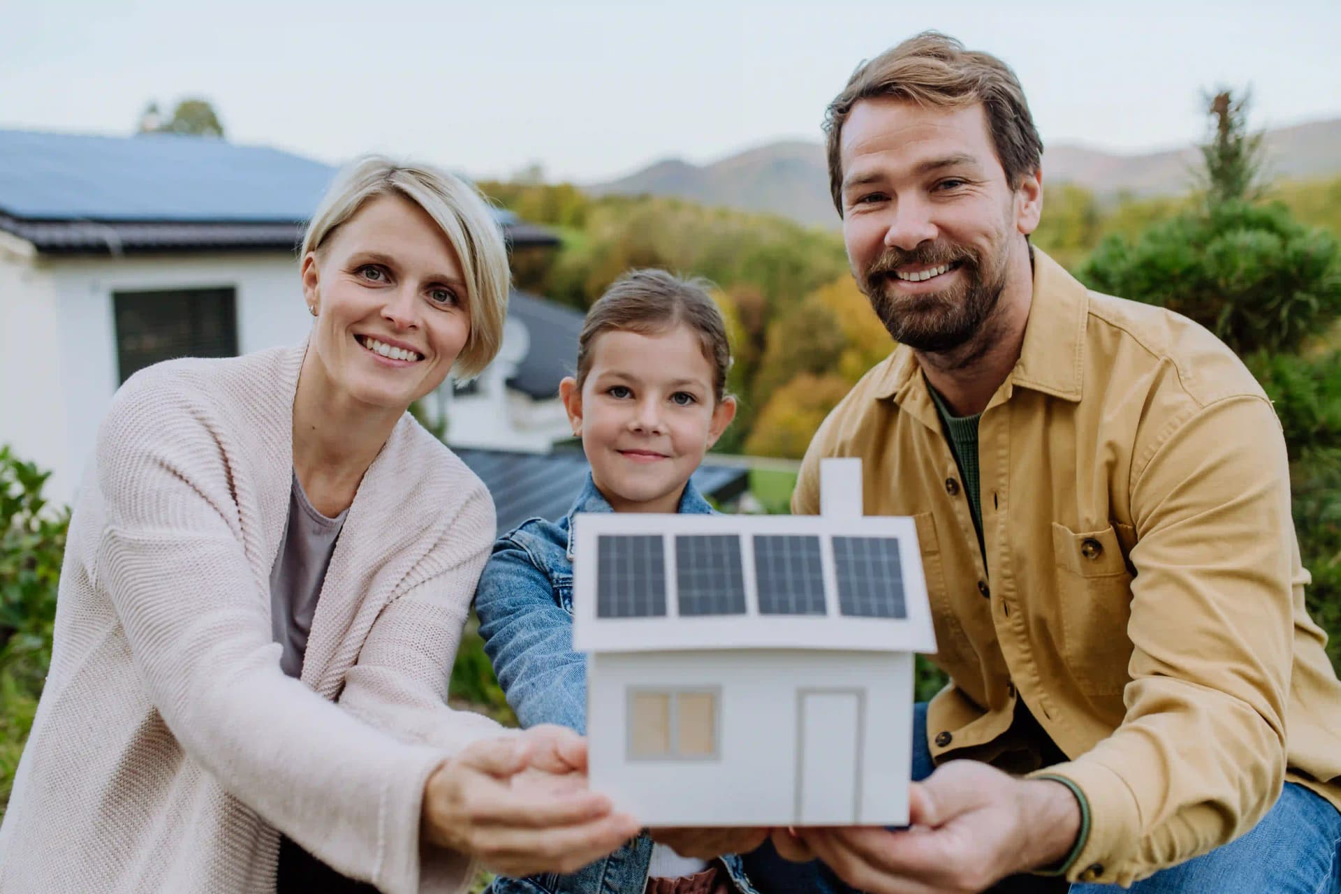Gezin met zonnepanelen op het dak — duurzame energie voor iedereen