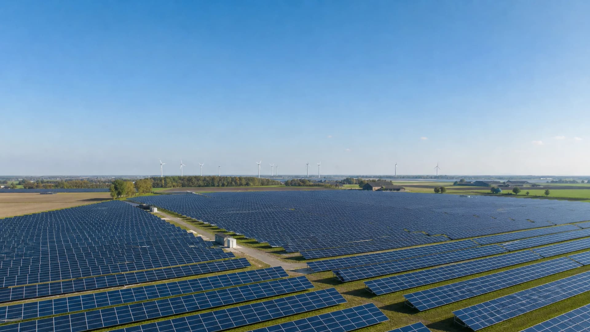 Grootschalig zonnepark met duizenden zonnepanelen