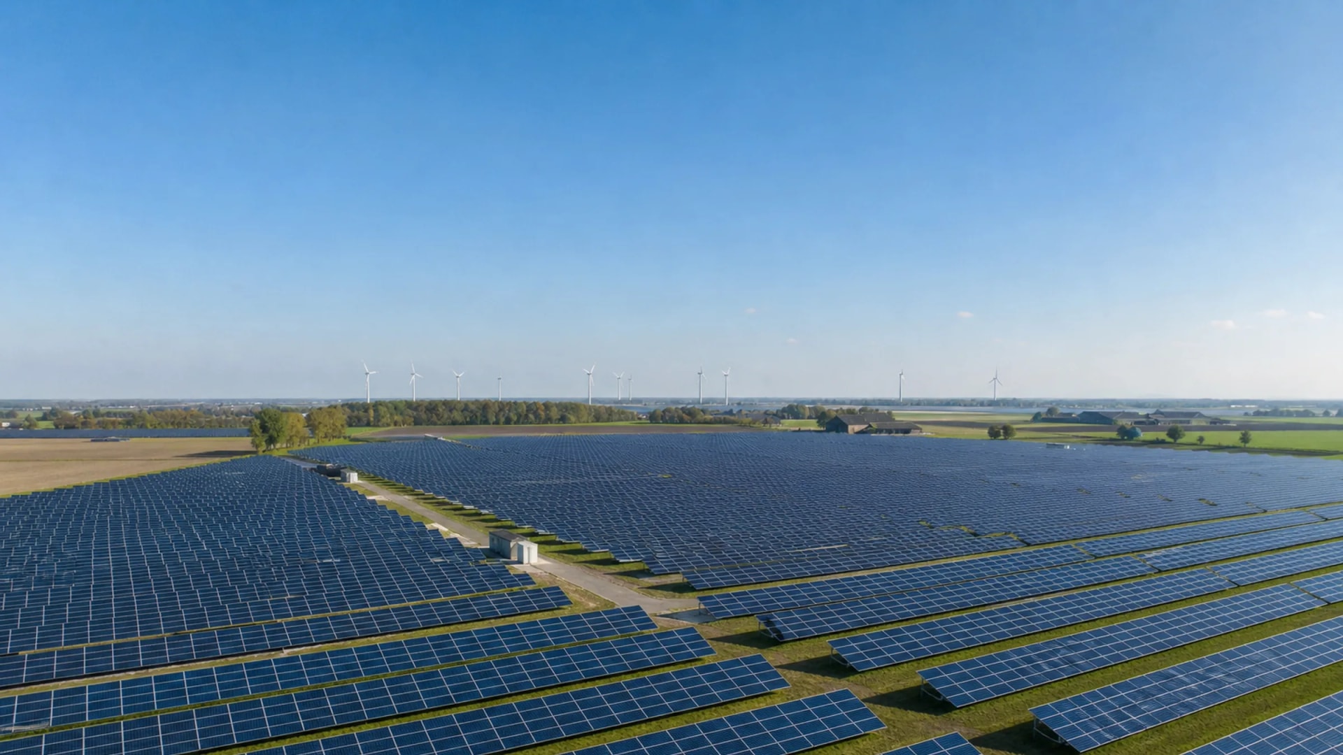 Grootschalig zonnepark met duizenden zonnepanelen
