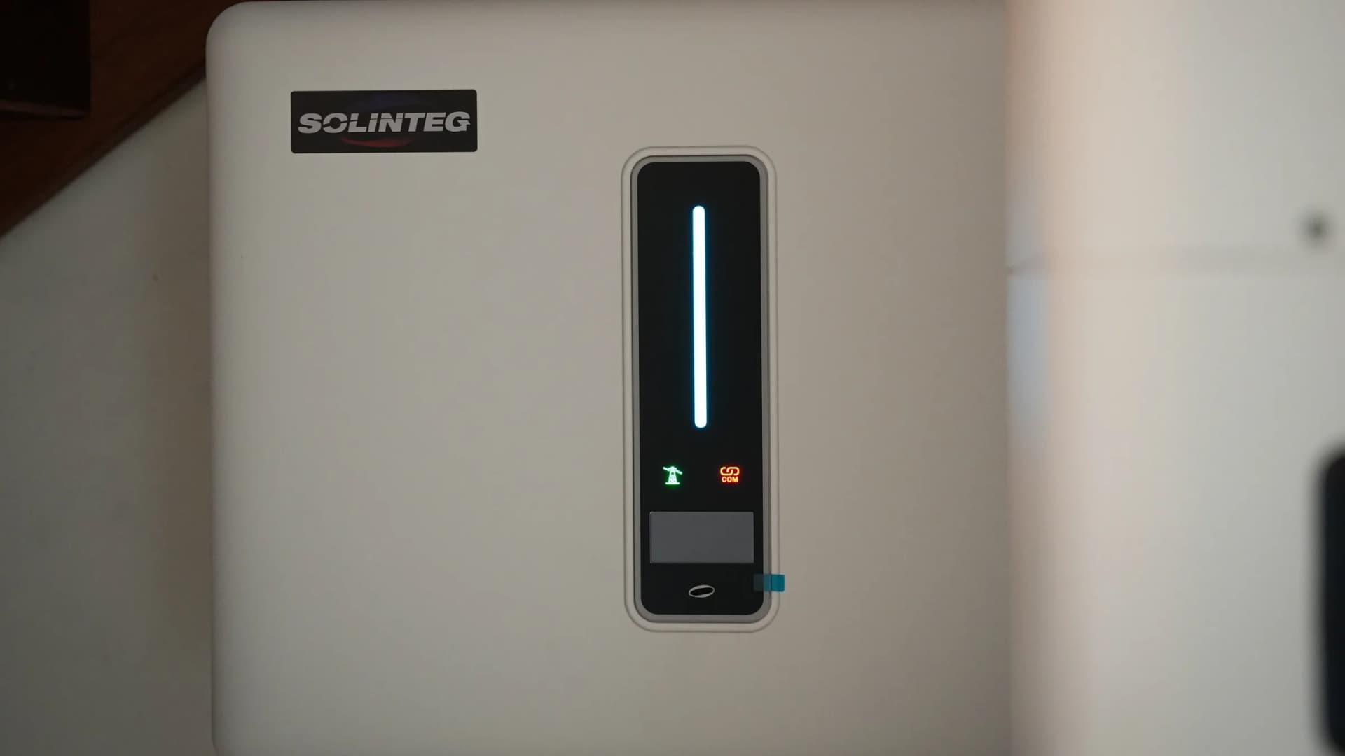 Solar panel inverter: which one fits your roof?