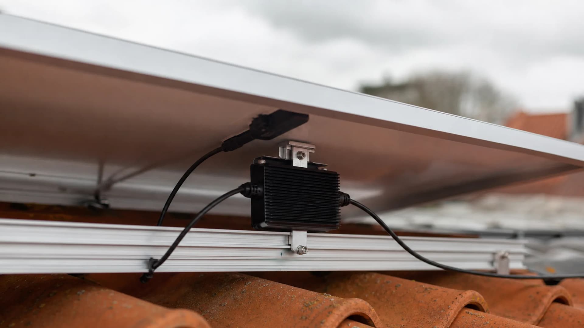 What is a power optimizer?