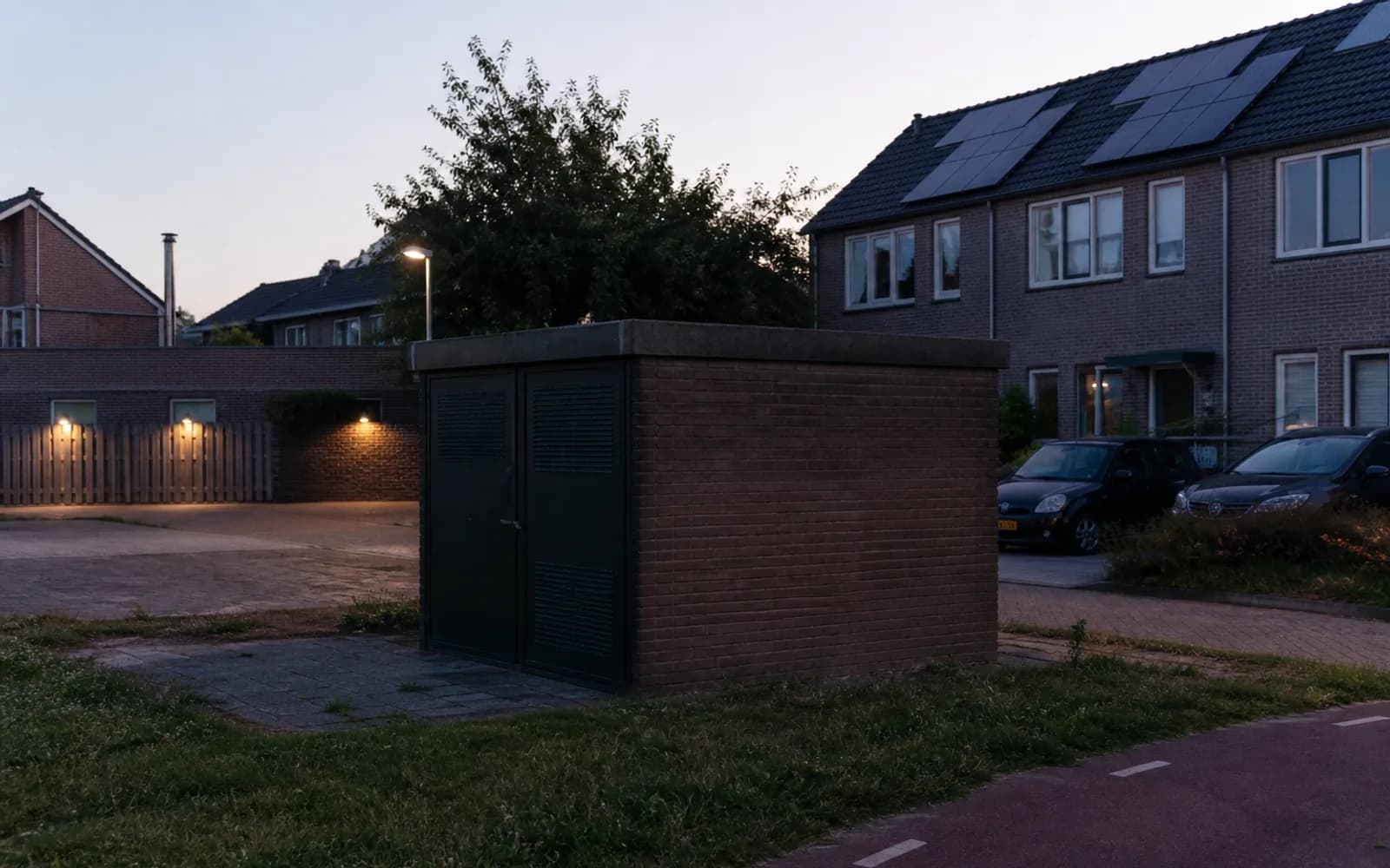 Transformatorhuisje in een Nederlandse woonwijk