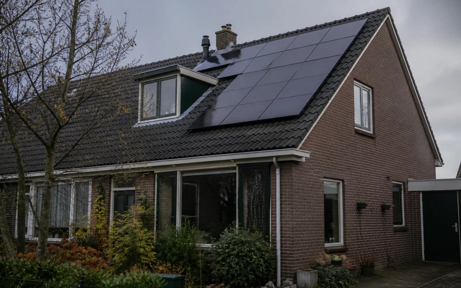 Zonnepanelen op een pannendak van een Nederlandse woning
