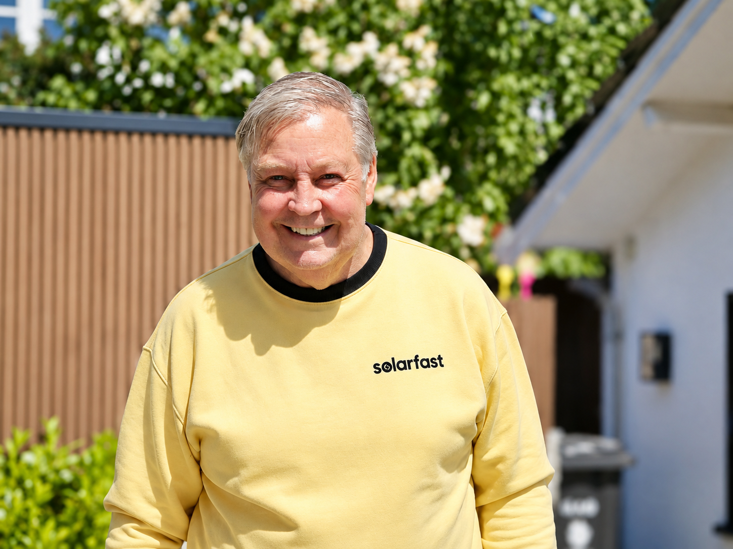 SolarFast-adviseur in de tuin bij de woning