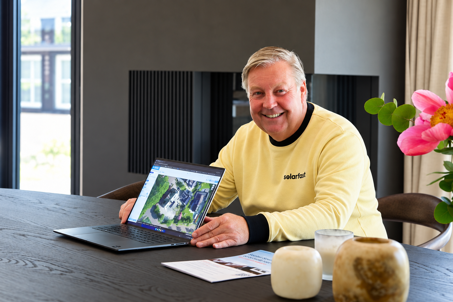 SolarFast-adviseur laat het dakplan zien op de laptop aan tafel